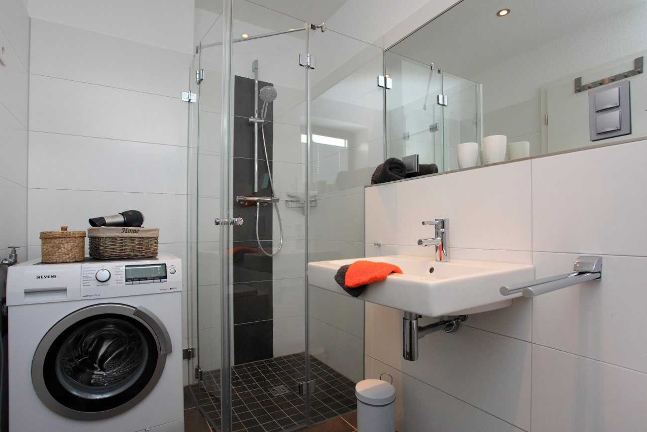 Badezimmer unten –
        Ferienhaus Windvogel