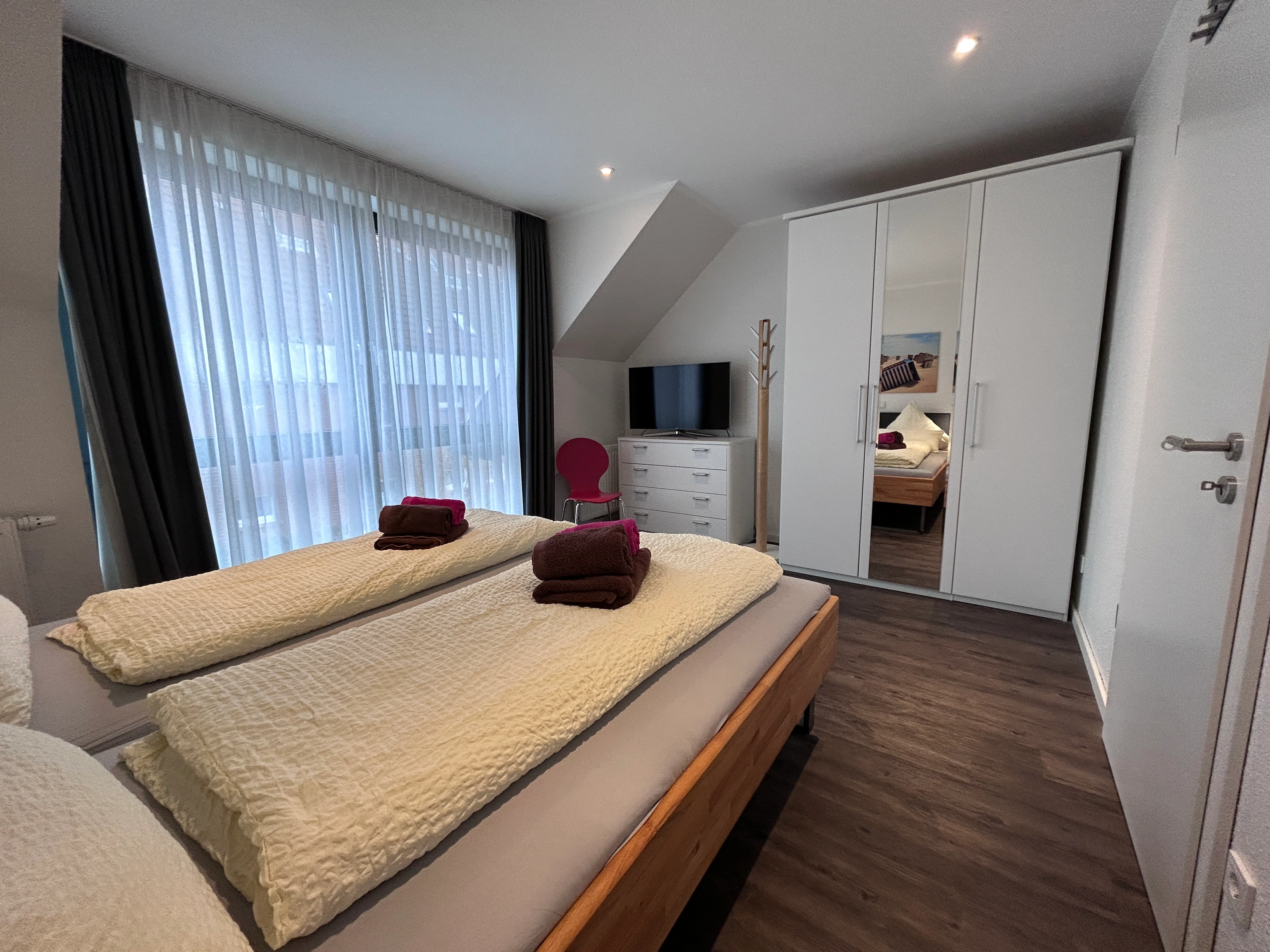 Schlafzimmer mit neuen Hasena Massivholzbetten