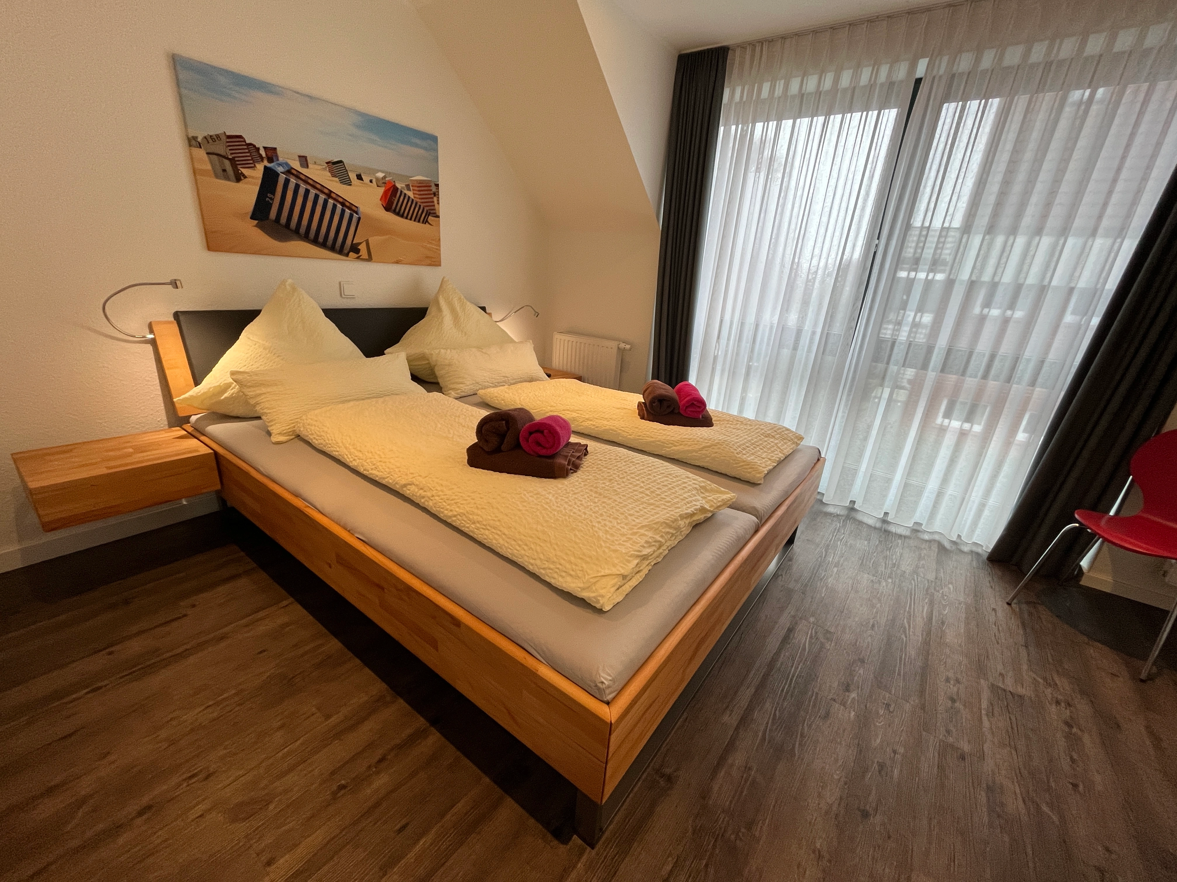 Schlafzimmer – neue
        Massivholzbetten – weitere Ansicht