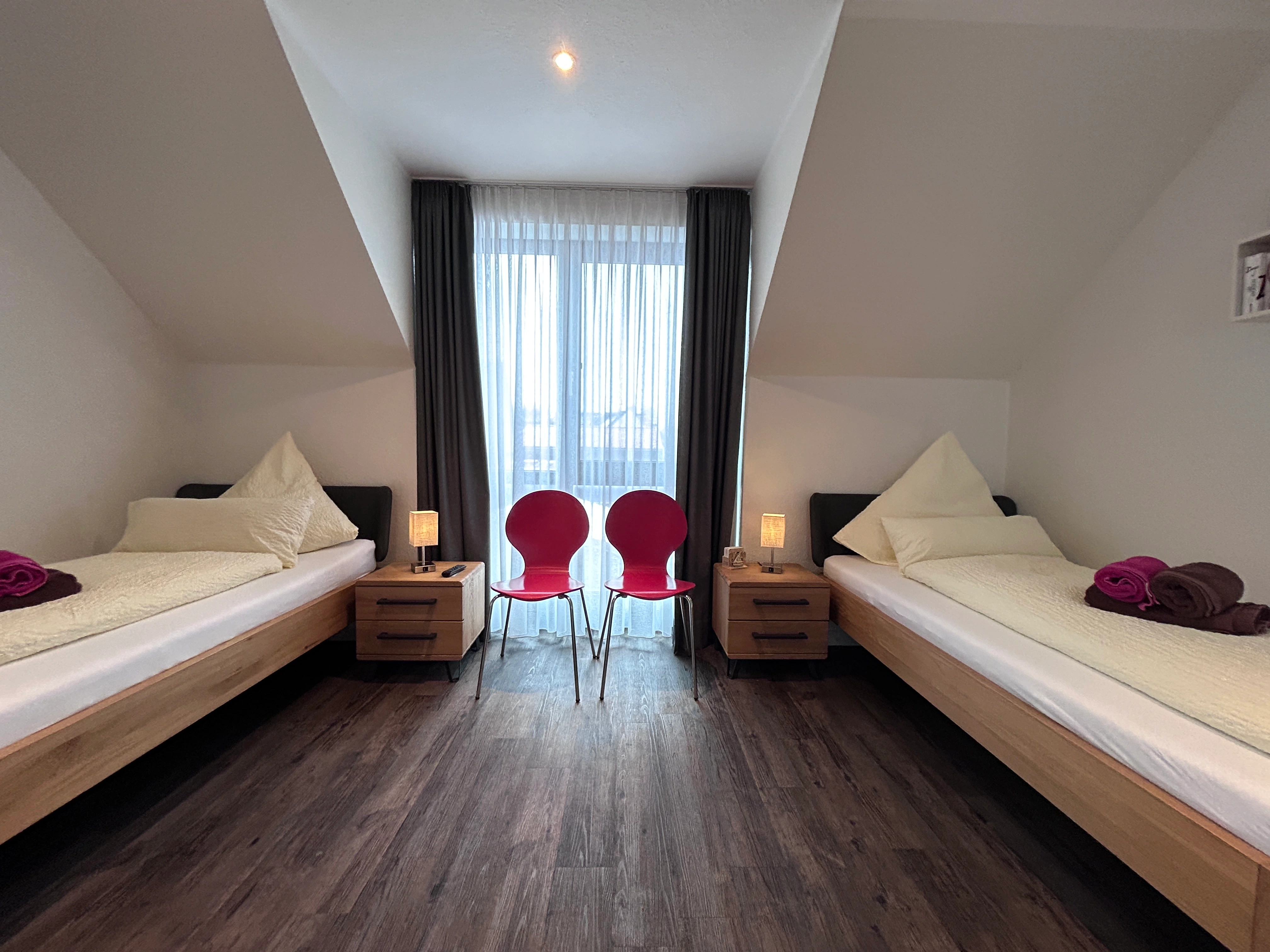 Schlafzimmer mit
        Einzelbetten - weitere Ansicht – Ferienhaus Windvogel