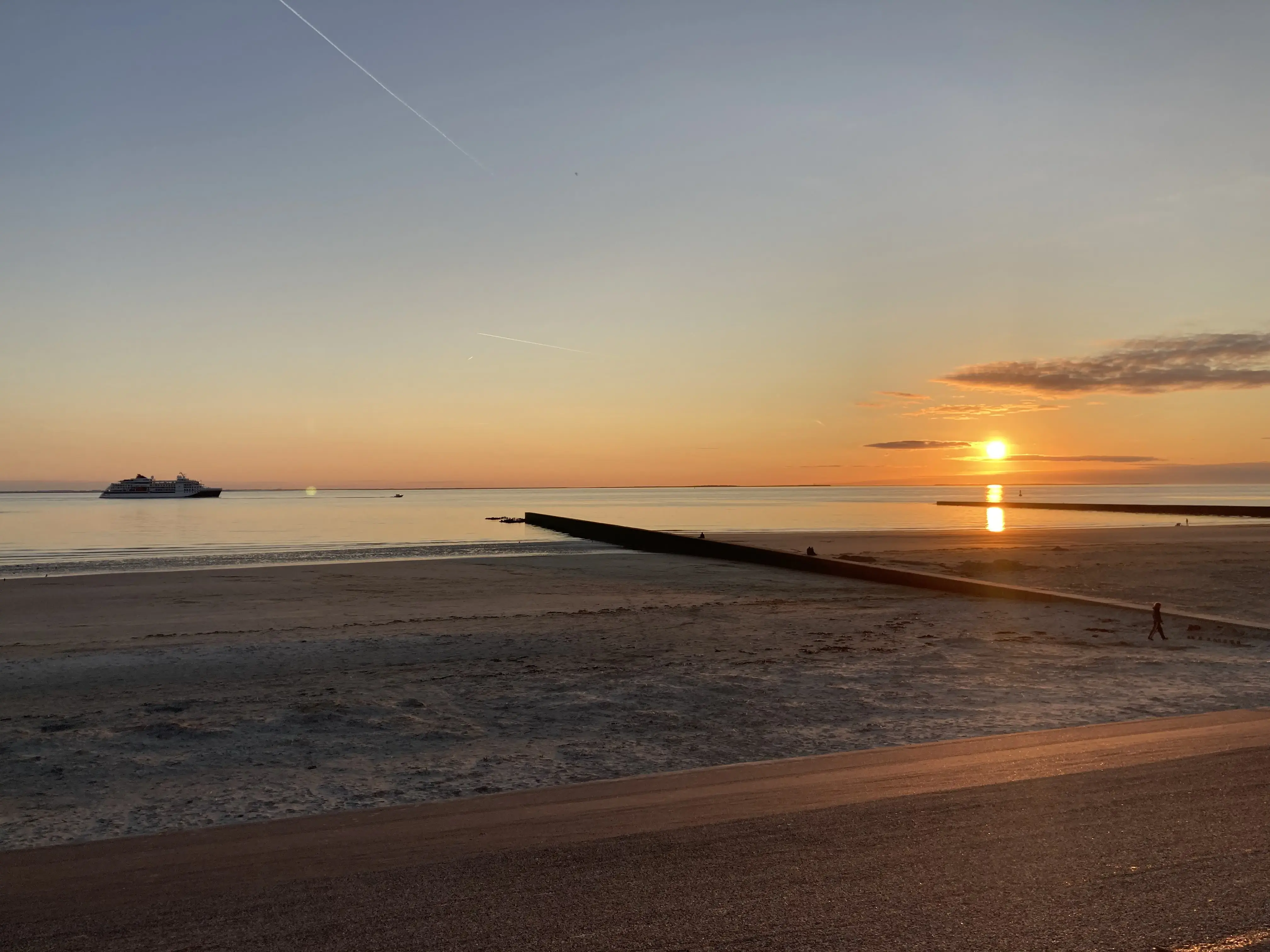 Sonnenuntergang am Strand –
        Borkum